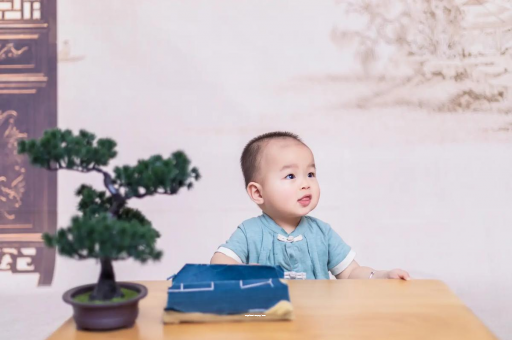 燕郊宝宝眼睛突然肿了